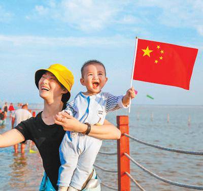 2日，游客在山东东营黄河口新海岸游玩，享受假期。