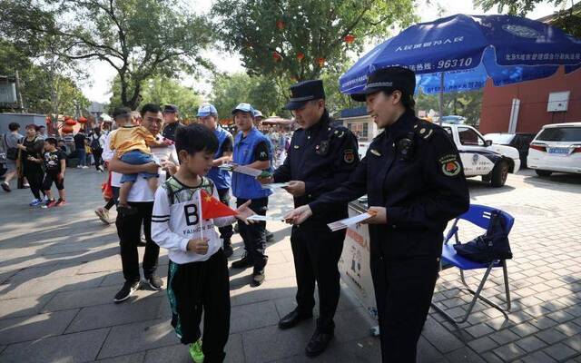 国庆期间 北京城管“实名盯守”景区秩序