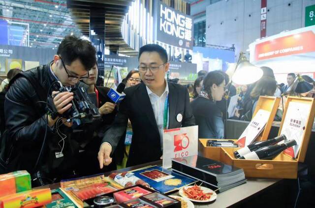 帮香港企业组团参加进博会，他说“香港人来上海发展是很自然的” 在上海的香港人②