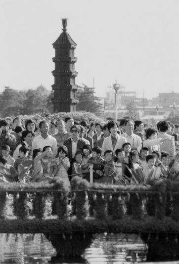 人们站在天安门广场的“延安宝塔”下留影。胡敦志/摄