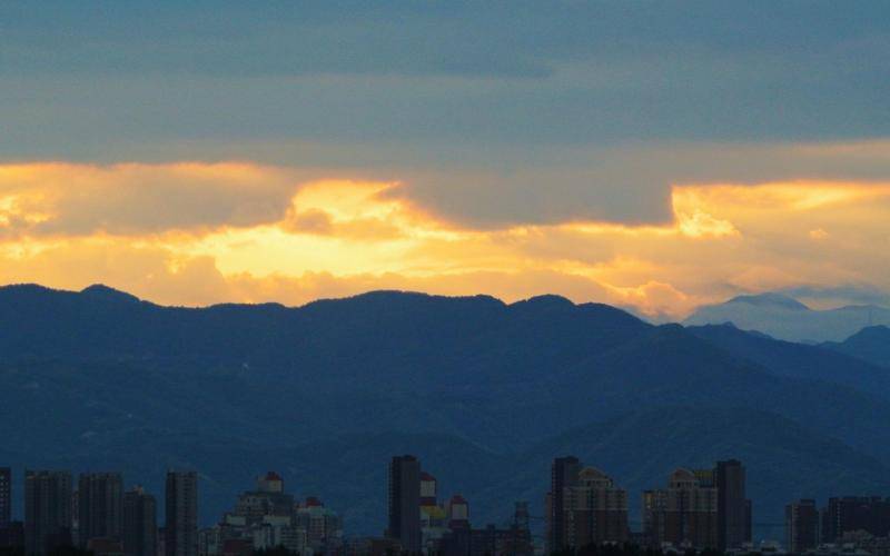 图集丨从早到晚 北京西山云海变幻万千