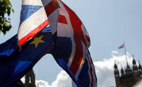 这是9月4日在英国伦敦的议会大厦外拍摄的英国国旗和欧盟旗帜。（新华社记者韩岩摄）