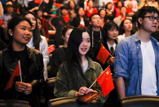  9月30日，在美国旧金山，观众在电影《我和我的祖国》当地首映礼上合唱同名主题歌。观影的华侨华人纷纷表示，影片中讲述的普通人的故事生动感人，展示了新中国70年的壮阔历程，令人感受到祖（籍）国的强大。新华社发（李建国摄）