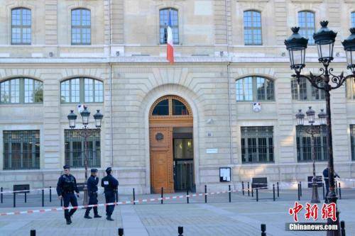 当地时间10月3日，巴黎警察总部遭遇袭击，4人遇害。事发后，巴黎警察总部外戒备森严，法国军人持枪巡逻。中新社记者李洋摄