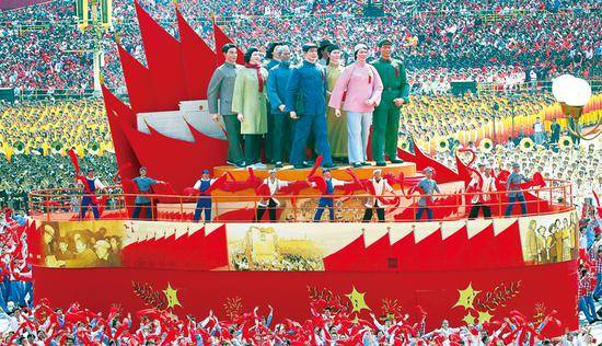 2019年10月1日上午，庆祝中华人民共和国成立70周年大会在北京天安门广场隆重举行。在盛大的阅兵仪式后，是以“同心共筑中国梦”为主题的群众游行。游行分“建国创业”、“改革开放”、“伟大复兴”3个篇章，10万名群众、70组彩车组成36个方阵和3个情境式行进，构成浩大盛世画卷。图为“当家作主”方阵中，彩车的巨型雕塑再现了“人民代表意气风发步出人民大会堂”的经典场景。视觉中国供图