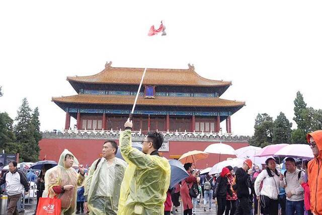 组图  气温骤降 秋雨中国庆游热度不减