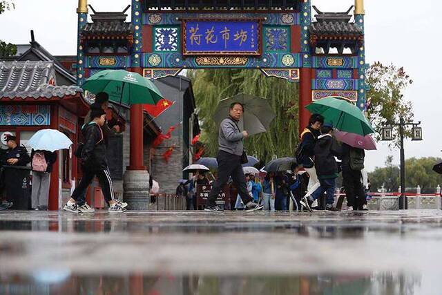 组图  气温骤降 秋雨中国庆游热度不减