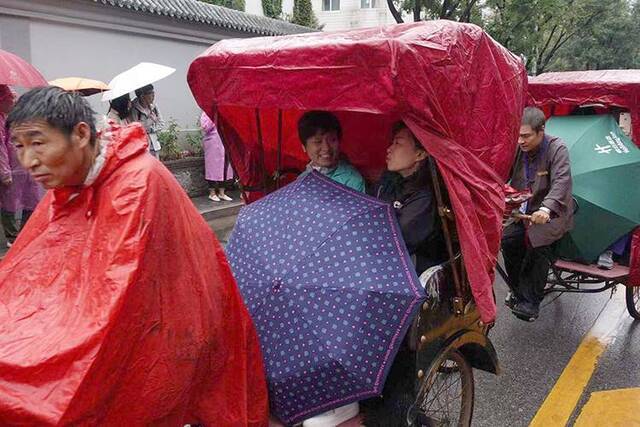 组图  气温骤降 秋雨中国庆游热度不减