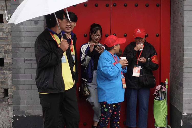 组图  气温骤降 秋雨中国庆游热度不减