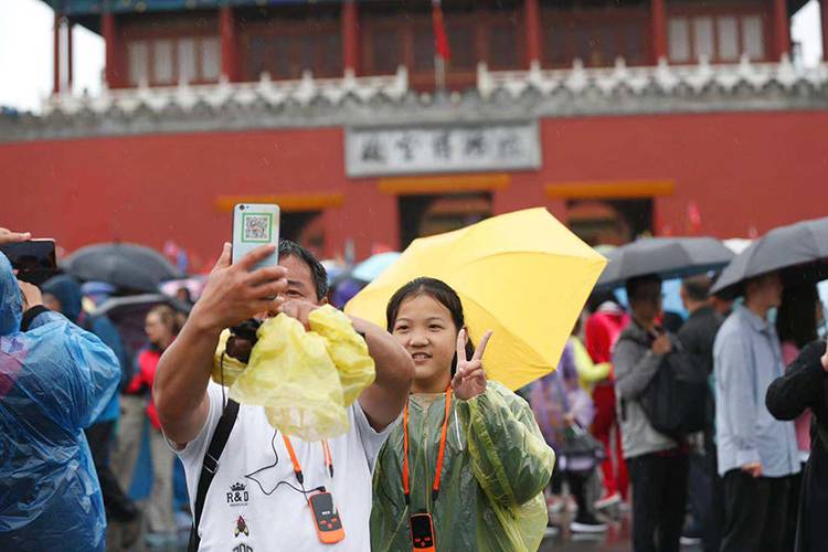 组图  气温骤降 秋雨中国庆游热度不减