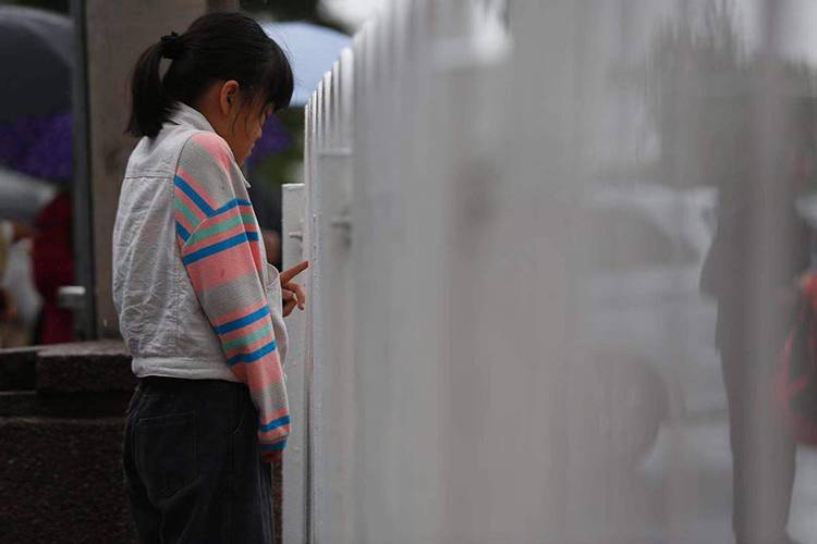 组图  气温骤降 秋雨中国庆游热度不减