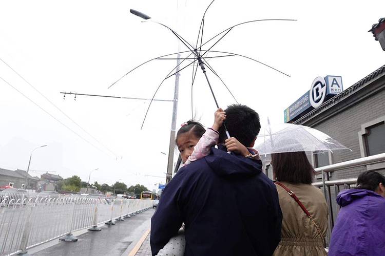 组图  气温骤降 秋雨中国庆游热度不减