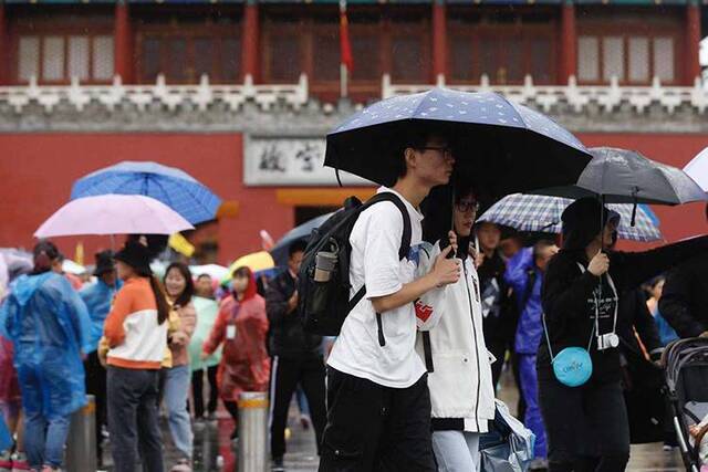 组图  气温骤降 秋雨中国庆游热度不减