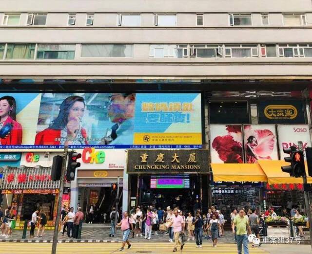 ▲在广告牌包围下，“重庆大厦”四个字，并不起眼。新京报特派香港报道组摄