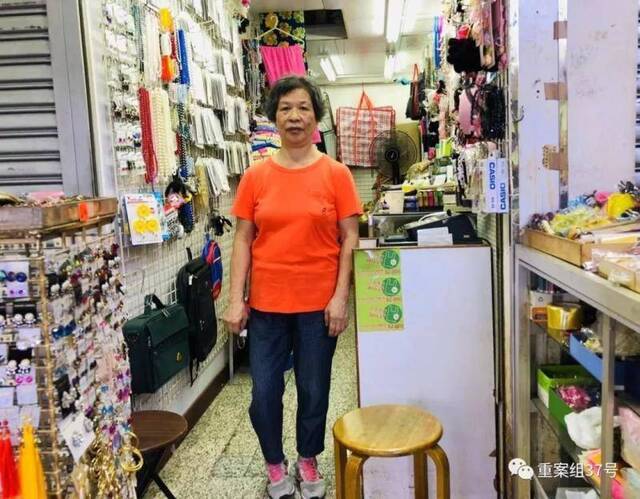 ▲郑太在重庆大厦里已经生活了二十多年。新京报特派香港报道组摄