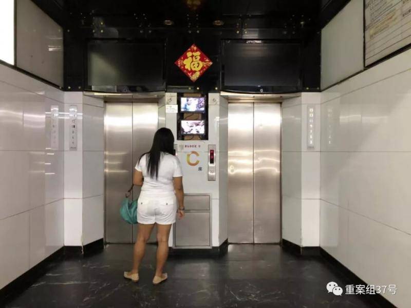 ▲重庆大厦每一部电梯都通往特定楼层。新京报特派香港报道组摄