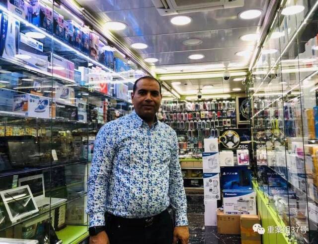 ▲沙瓦来自巴基斯坦，在重庆大厦开着一家电子用品商店。新京报特派香港报道组摄