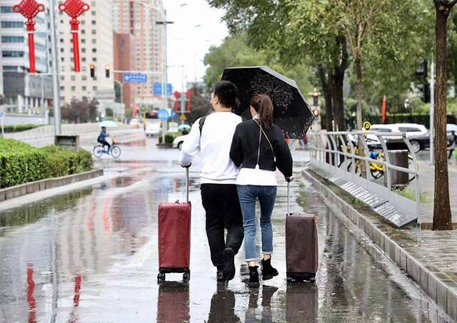 绵绵秋雨丝丝凉意京城降雨迎“断崖式”降温