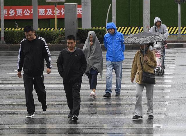 绵绵秋雨丝丝凉意京城降雨迎“断崖式”降温