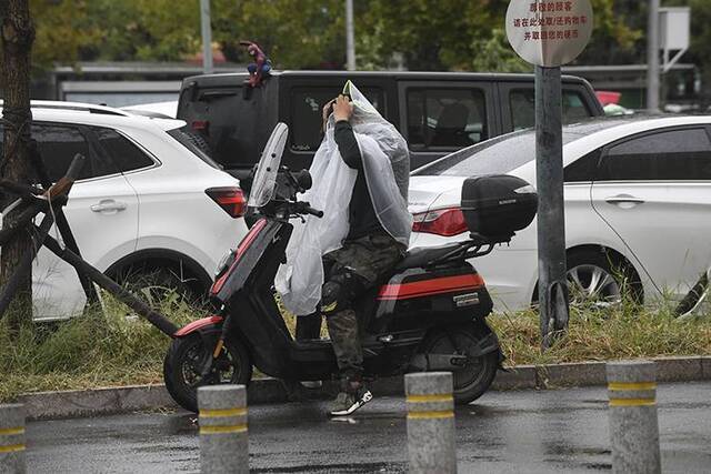 绵绵秋雨丝丝凉意京城降雨迎“断崖式”降温