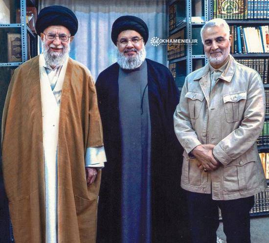 伊朗最高领袖大阿亚图拉阿里·哈梅内伊（左）与黎巴嫩真主党领导人哈桑·纳斯鲁拉（中）、伊斯兰革命卫队下属“圣城旅”指挥官卡西姆·苏莱马尼合影。（图片来源：伊朗最高领袖哈梅内伊网站）