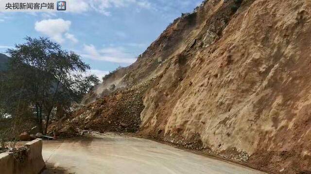 甘肃陇南：国道发生山体滑坡 现场已交通管制