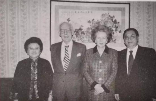 1999年1月，马振岗夫妇在官邸宴请英国前首相撒切尔夫妇