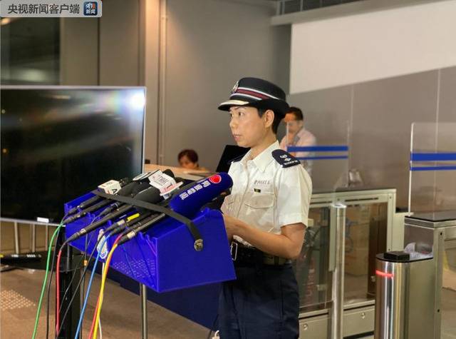 香港警方记者会：有便衣被暴徒围殴 警员曾开一枪