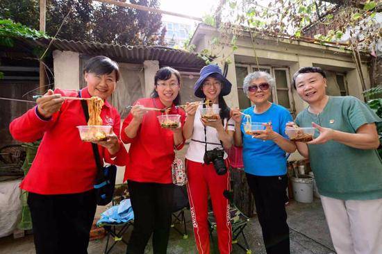 10月2日中午，东城区体育馆路街道四块玉社区的居民共做长寿面，祝福祖国生日快乐。