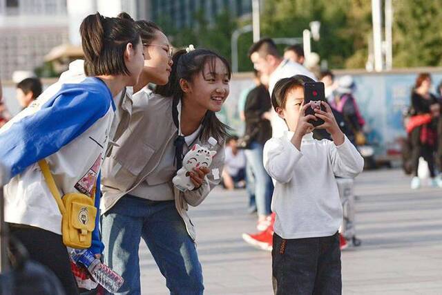 北京站前留影 国庆客流开始返程