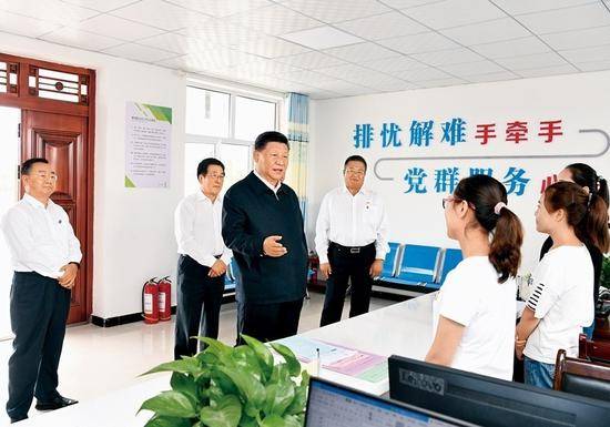 2019年8月21日上午，习近平在武威市古浪县黄花滩生态移民区富民新村党群服务中心考察。新华社记者谢环驰摄