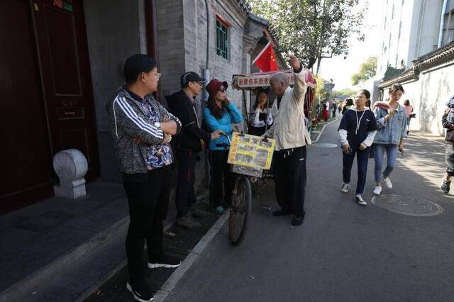 七百米南锣鼓巷日接游客超十万，警方启用大流量监测系统