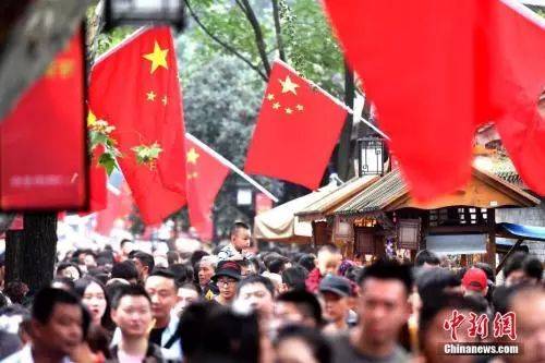  10月3日，成都宽窄巷子景区迎来游客旅游高峰，景区内游客人头攒动，人山人海。安源摄