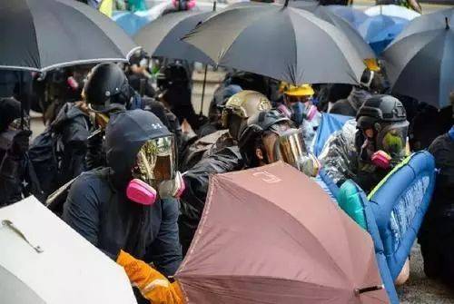 “反蒙面法”生效 香港政务司财政司司长同日发文