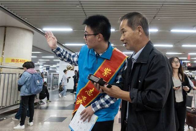 国庆长假将结束 火车站迎来返京高峰 组图