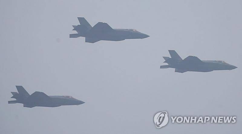 10月1日，在大邱空军基地举行的韩国第71个国军日纪念仪式上，F-35A战机亮相。（韩联社）