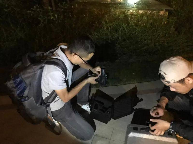 ▲9月25日晚，孙锦荣和宏宏在整理寻猫用的设备。新京报记者祖一飞摄