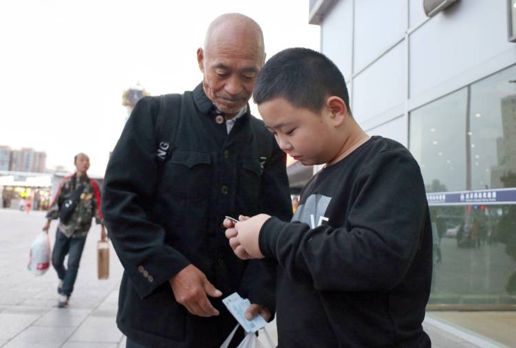 河南“增肥救父”男孩离京返乡上学 已减重4斤 组图