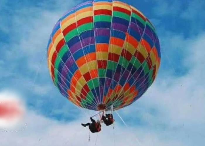 氢气球把人带飞上天空：山东烟台马家沟生态旅游景区氢气球钢缆脱落飞天母子高空堕亡