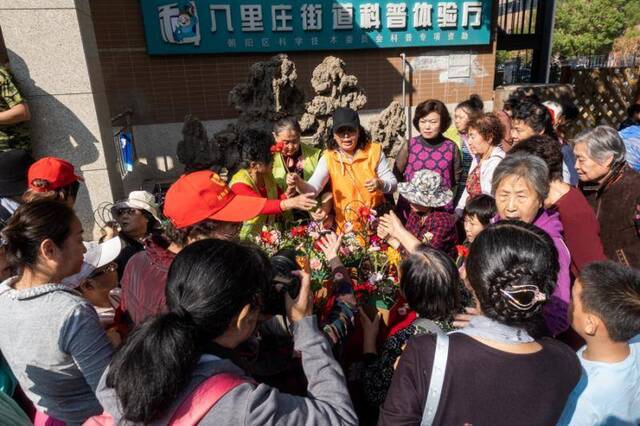 重阳节看话剧、学插花八里庄街道居民欢度佳节