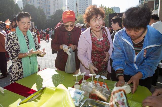 重阳节看话剧、学插花八里庄街道居民欢度佳节