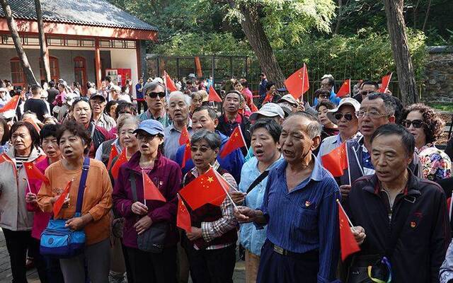 登高送福、访革命旧址，香山公园邀千名老人过红色重阳