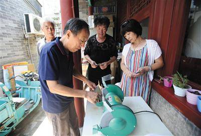 7月29日，兴隆都市馨园社区，王来平正在为社区居民磨刀。