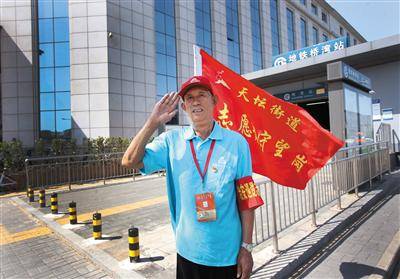 7月28日，天坛街道郭连城在守望岗值班。