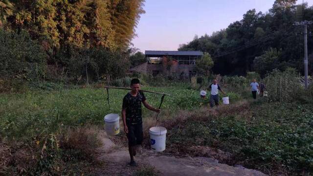 江西共青城连续两个多月干旱无雨，消防运水保障居民生活