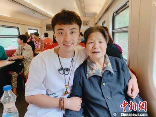 图为西安小伙阿晋带90岁外婆去旅行。受访者供图