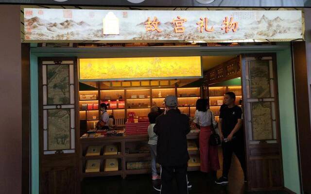国庆假期游客打卡大兴机场，“大碗茶”、故宫口红受追捧