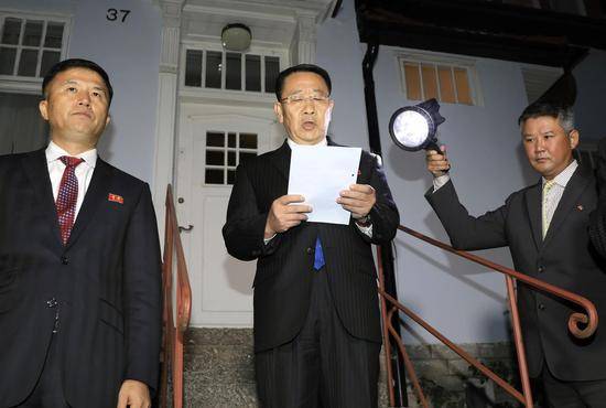 朝鲜代表金明吉会后对媒体谈话。（图源：美联社）