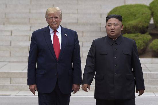 今年六月，朝美领导人于朝韩军事分界线附近简短会晤。（图源：美联社）