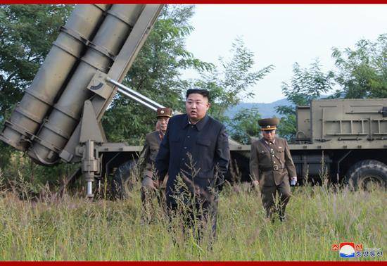 金正恩指导超大型火箭炮试射。（图源：朝中社）